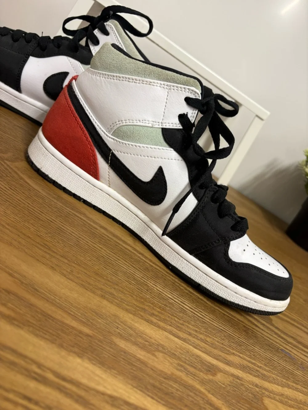 Nike Air Jordan 1 Mid SE ‘Red Black Toe” - Picture 5 of 9